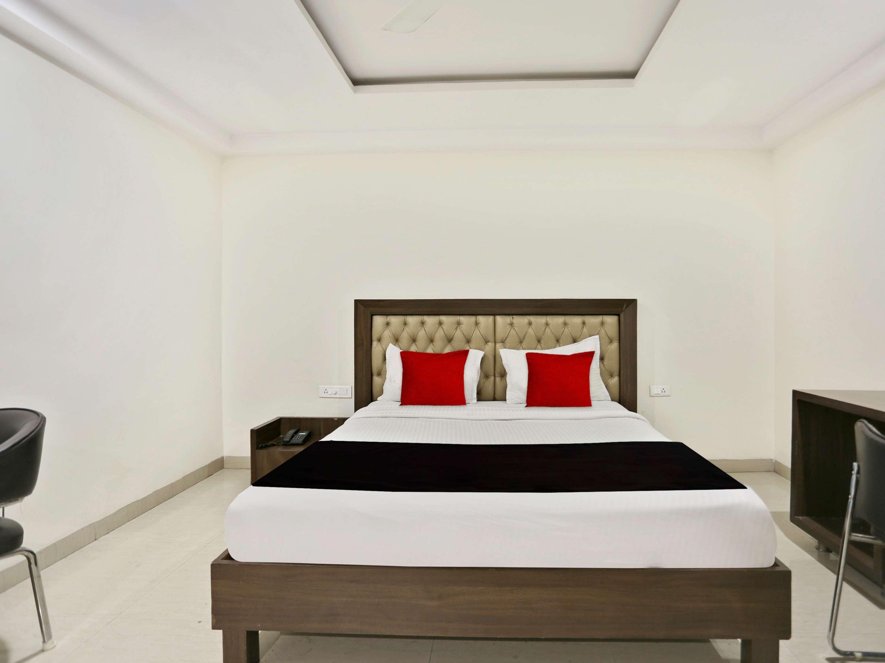 Townhouse Halcyon Deccan Inn Near Shilparamam Kondapur  Buitenkant foto