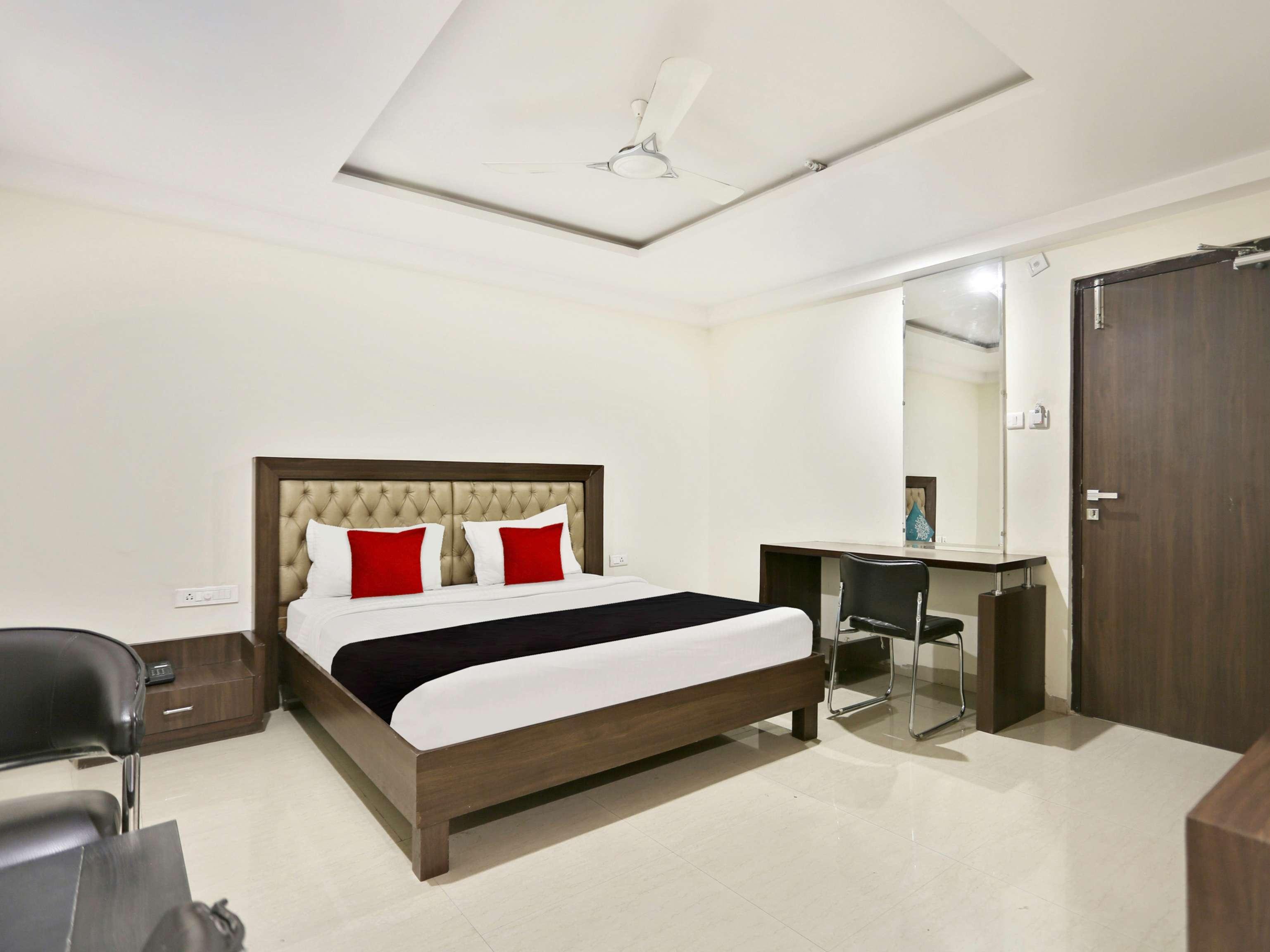 Townhouse Halcyon Deccan Inn Near Shilparamam Kondapur  Buitenkant foto