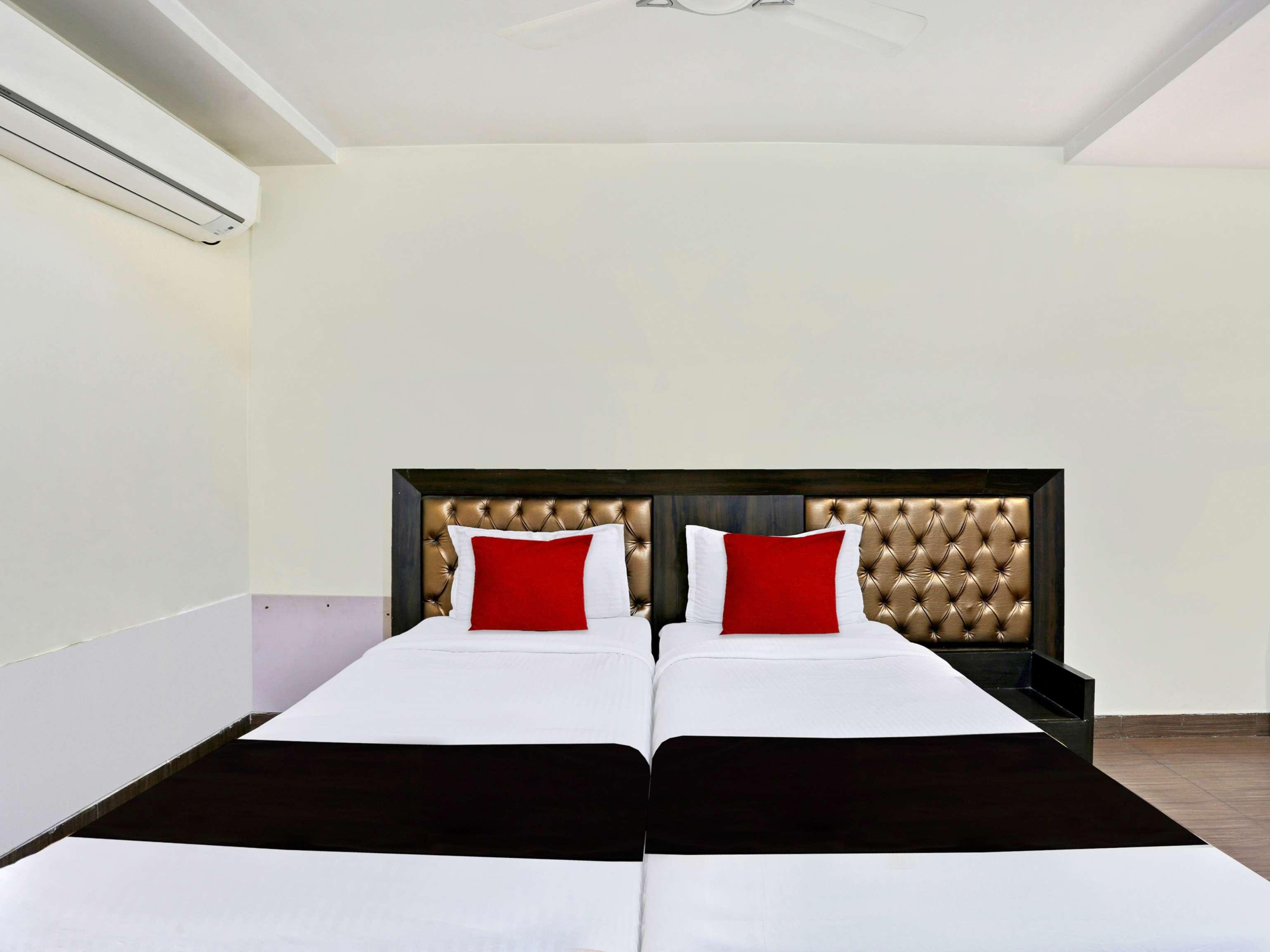 Townhouse Halcyon Deccan Inn Near Shilparamam Kondapur  Buitenkant foto