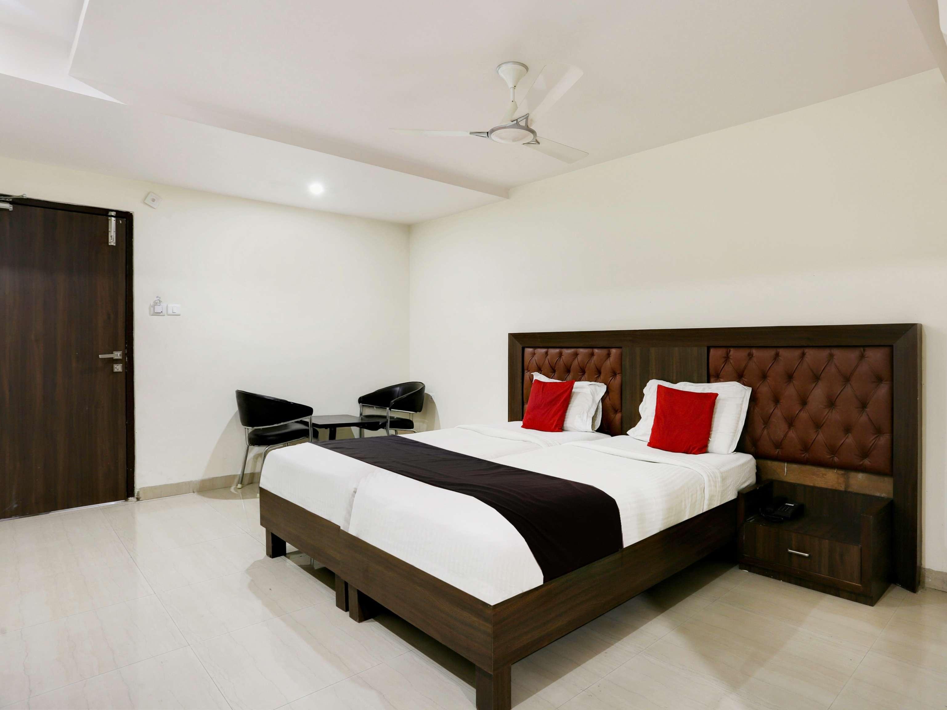 Townhouse Halcyon Deccan Inn Near Shilparamam Kondapur  Buitenkant foto