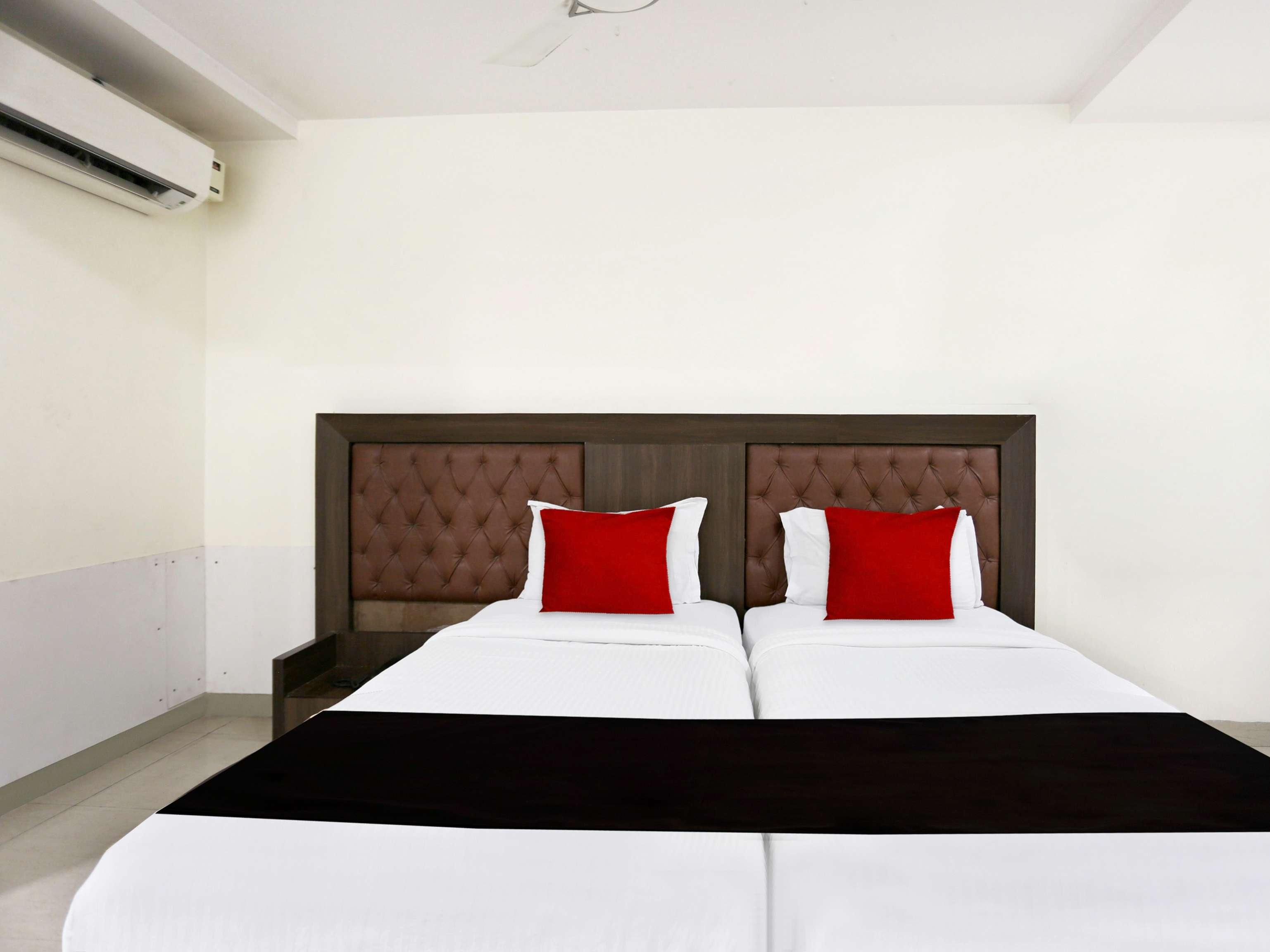 Townhouse Halcyon Deccan Inn Near Shilparamam Kondapur  Buitenkant foto