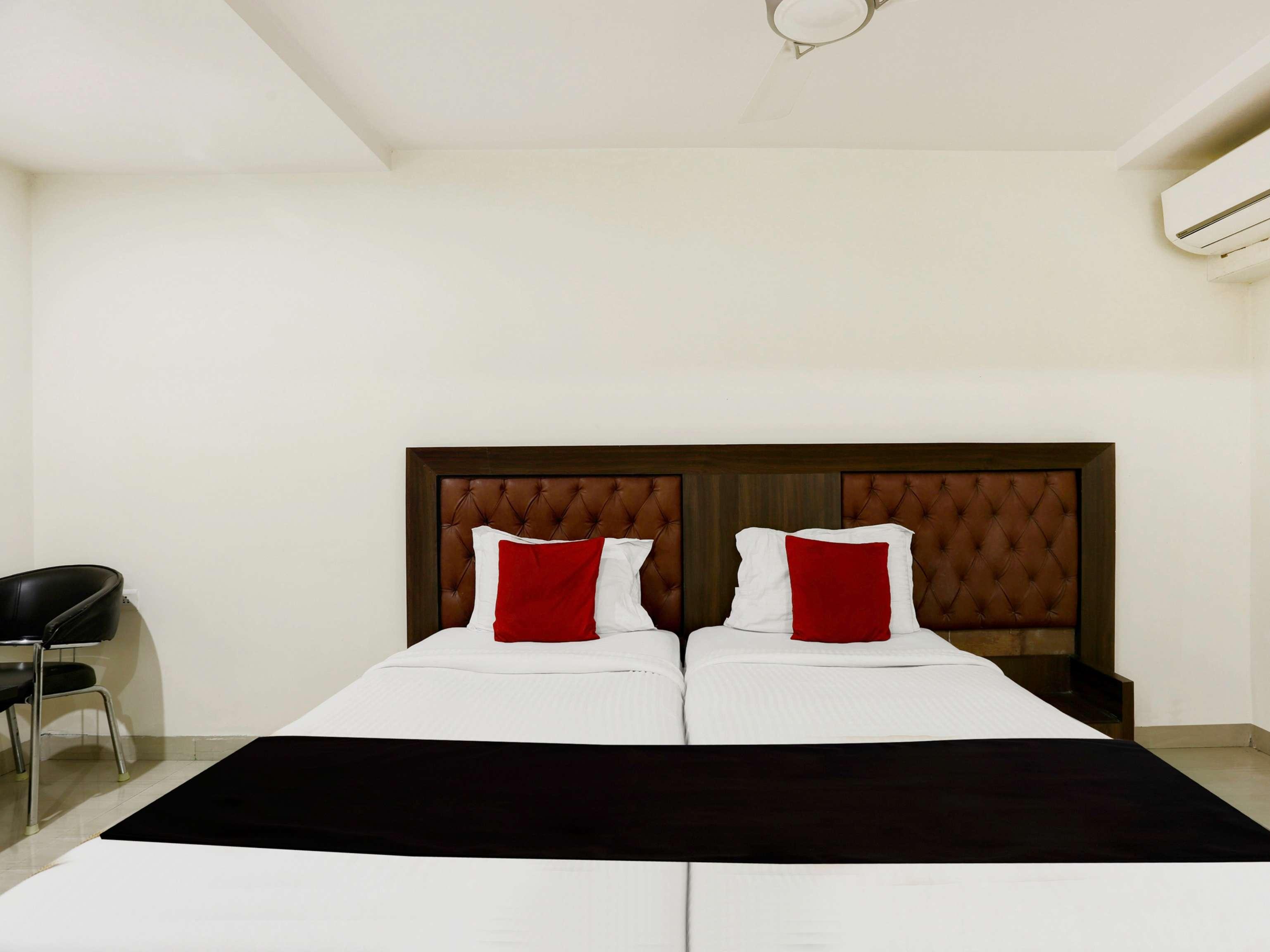 Townhouse Halcyon Deccan Inn Near Shilparamam Kondapur  Buitenkant foto
