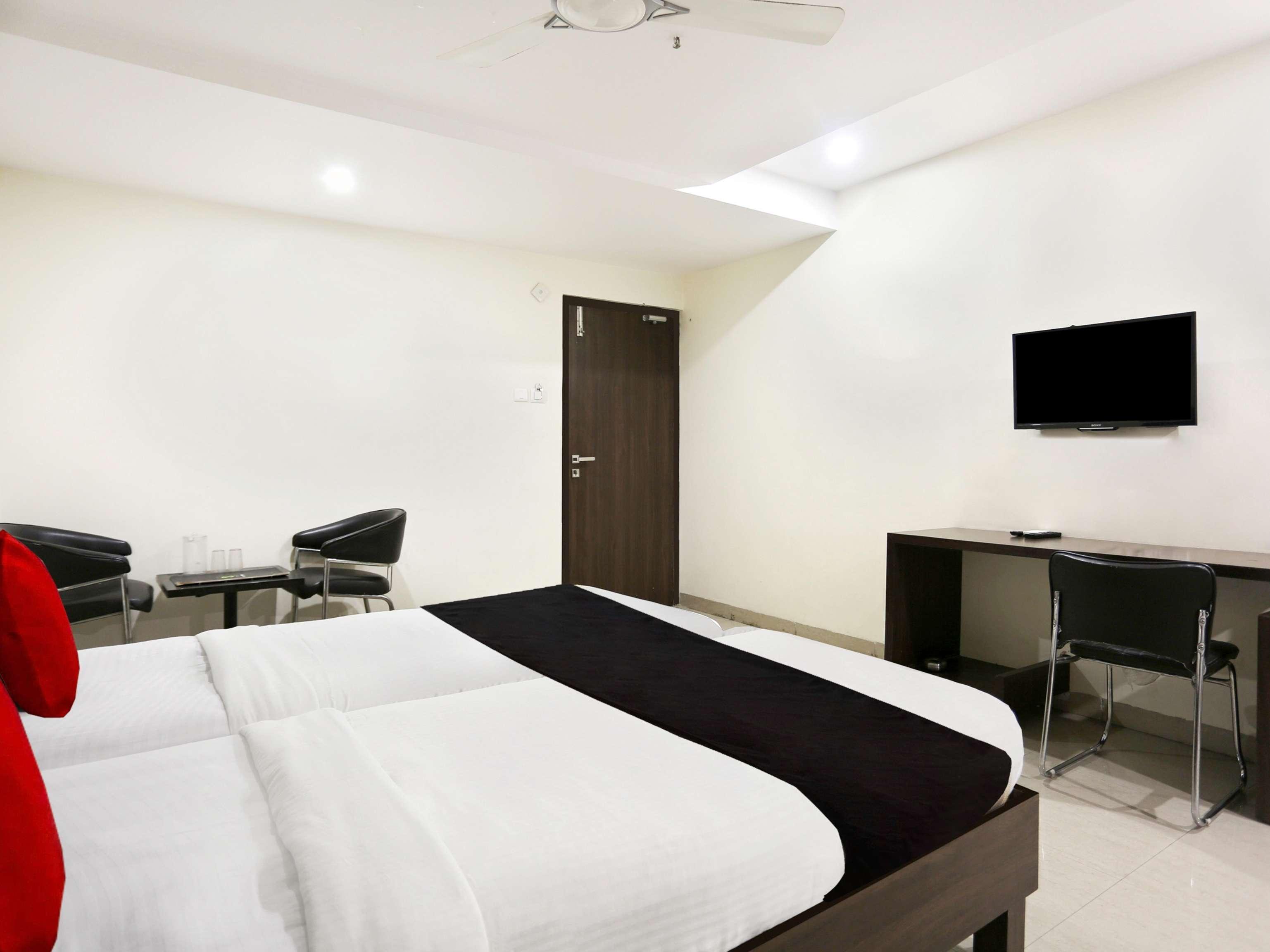 Townhouse Halcyon Deccan Inn Near Shilparamam Kondapur  Buitenkant foto
