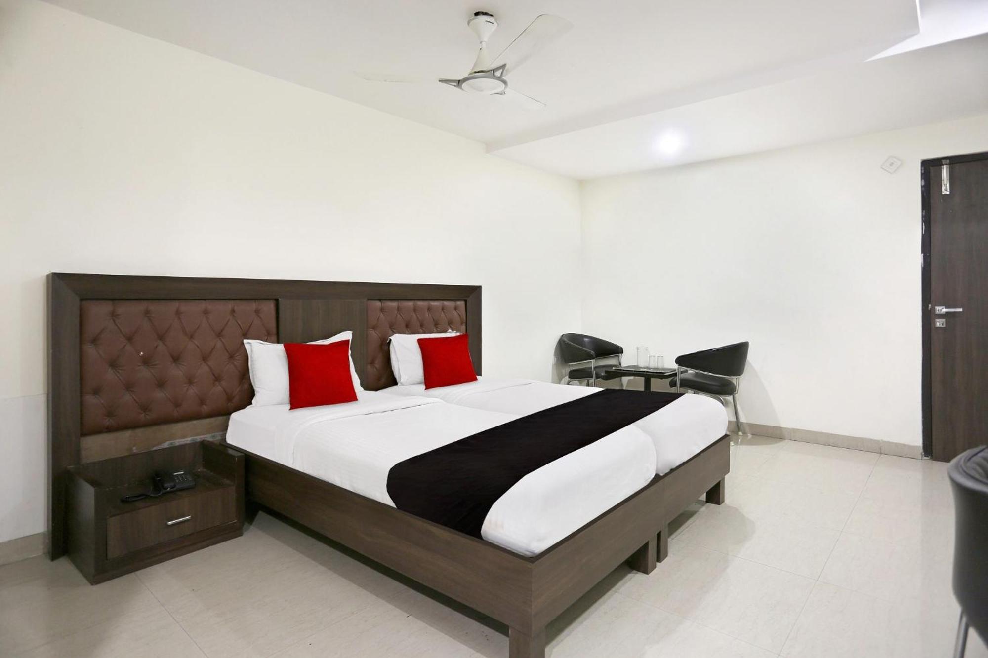 Townhouse Halcyon Deccan Inn Near Shilparamam Kondapur  Buitenkant foto