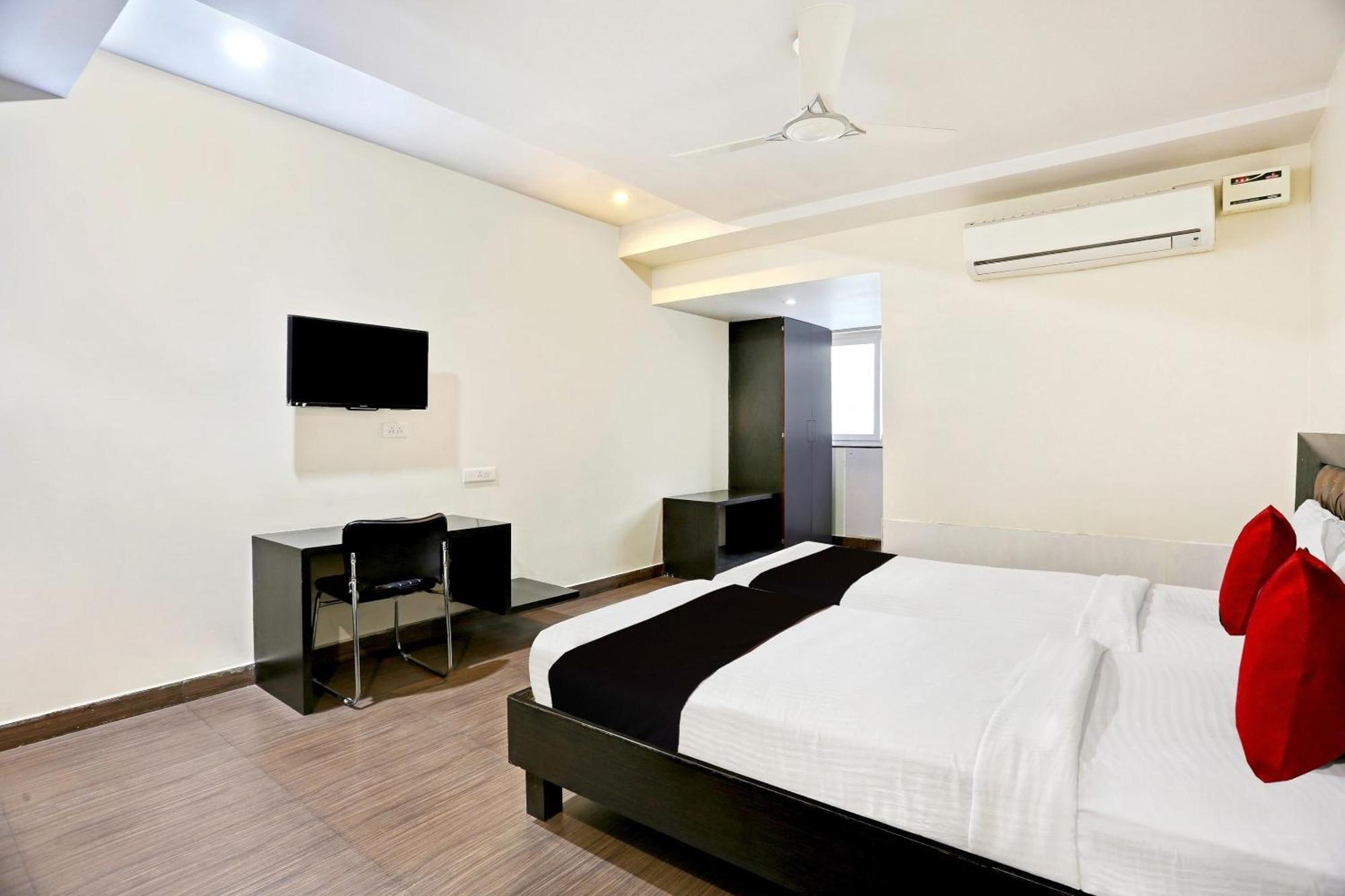 Townhouse Halcyon Deccan Inn Near Shilparamam Kondapur  Buitenkant foto