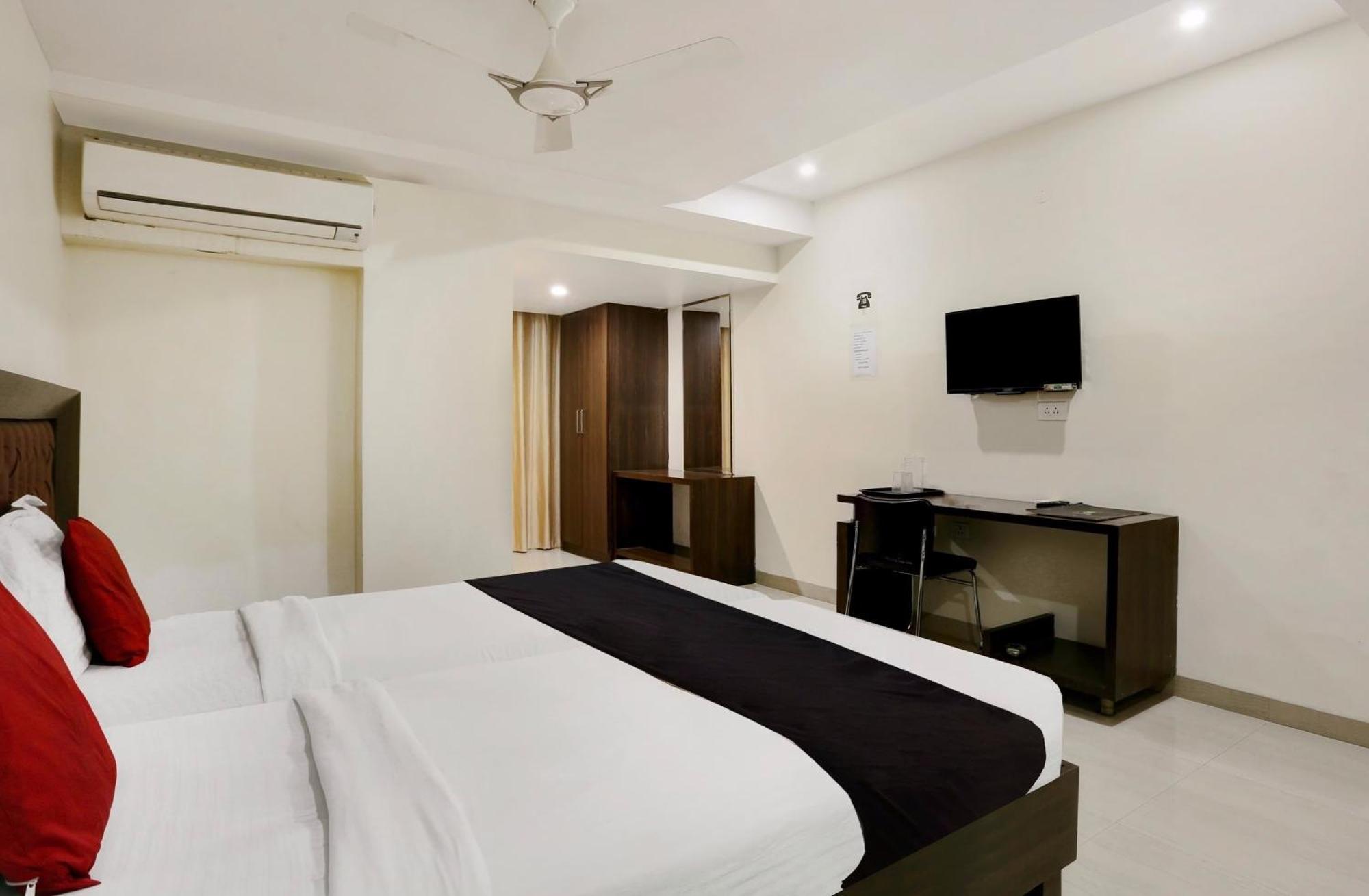Townhouse Halcyon Deccan Inn Near Shilparamam Kondapur  Buitenkant foto
