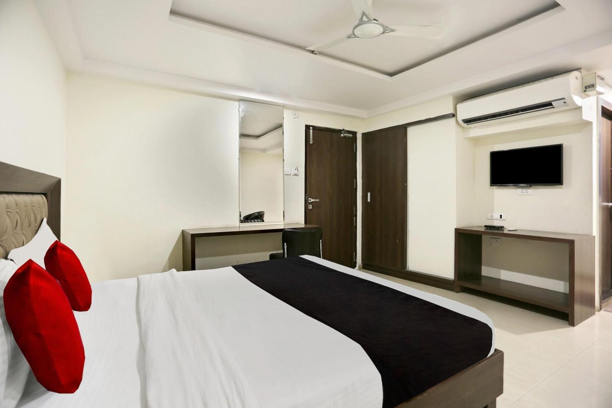 Townhouse Halcyon Deccan Inn Near Shilparamam Kondapur  Buitenkant foto