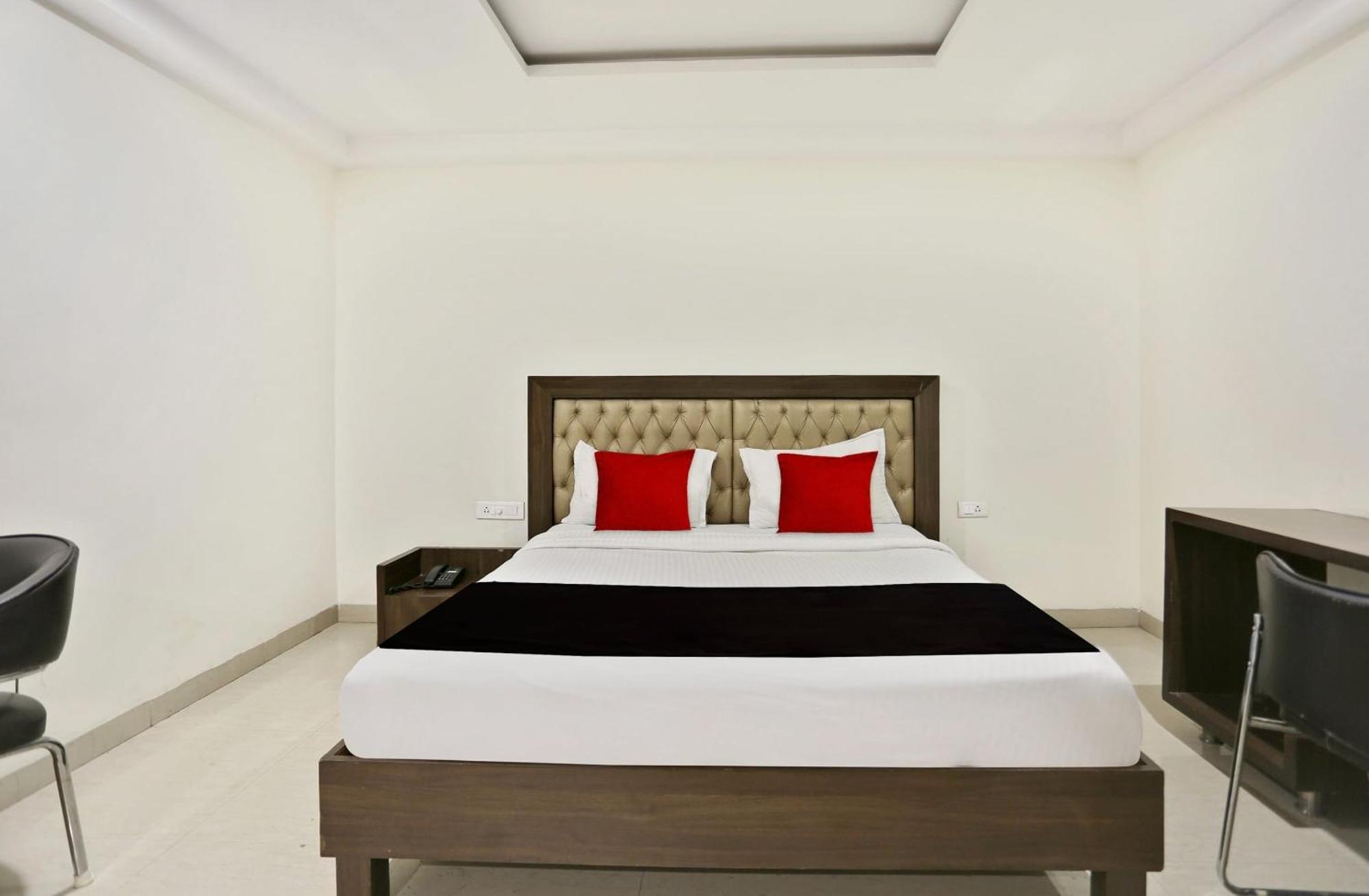 Townhouse Halcyon Deccan Inn Near Shilparamam Kondapur  Buitenkant foto