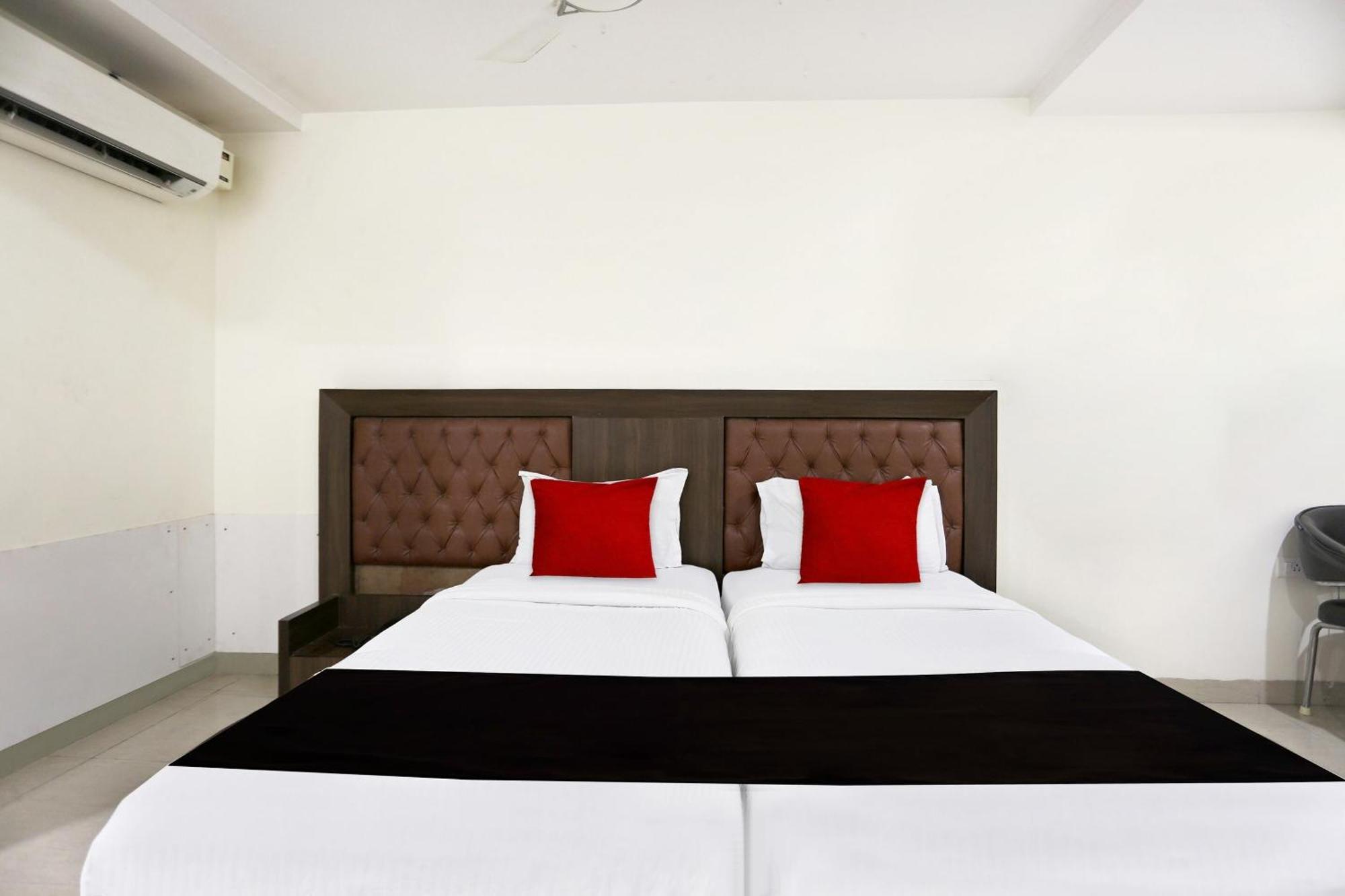 Townhouse Halcyon Deccan Inn Near Shilparamam Kondapur  Buitenkant foto