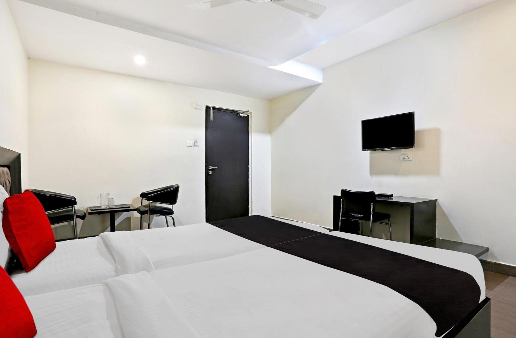 Townhouse Halcyon Deccan Inn Near Shilparamam Kondapur  Buitenkant foto
