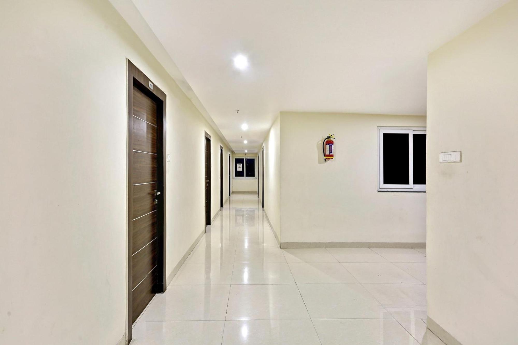 Townhouse Halcyon Deccan Inn Near Shilparamam Kondapur  Buitenkant foto