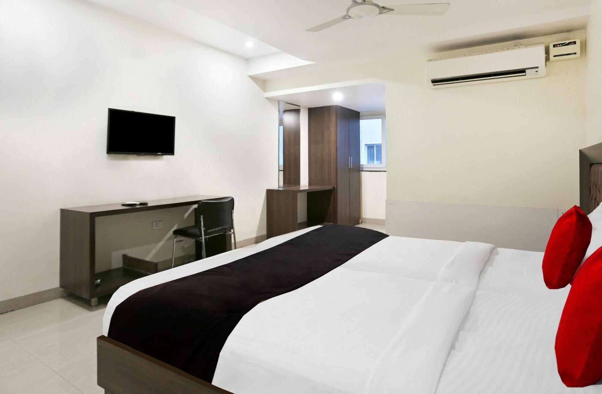 Townhouse Halcyon Deccan Inn Near Shilparamam Kondapur  Buitenkant foto