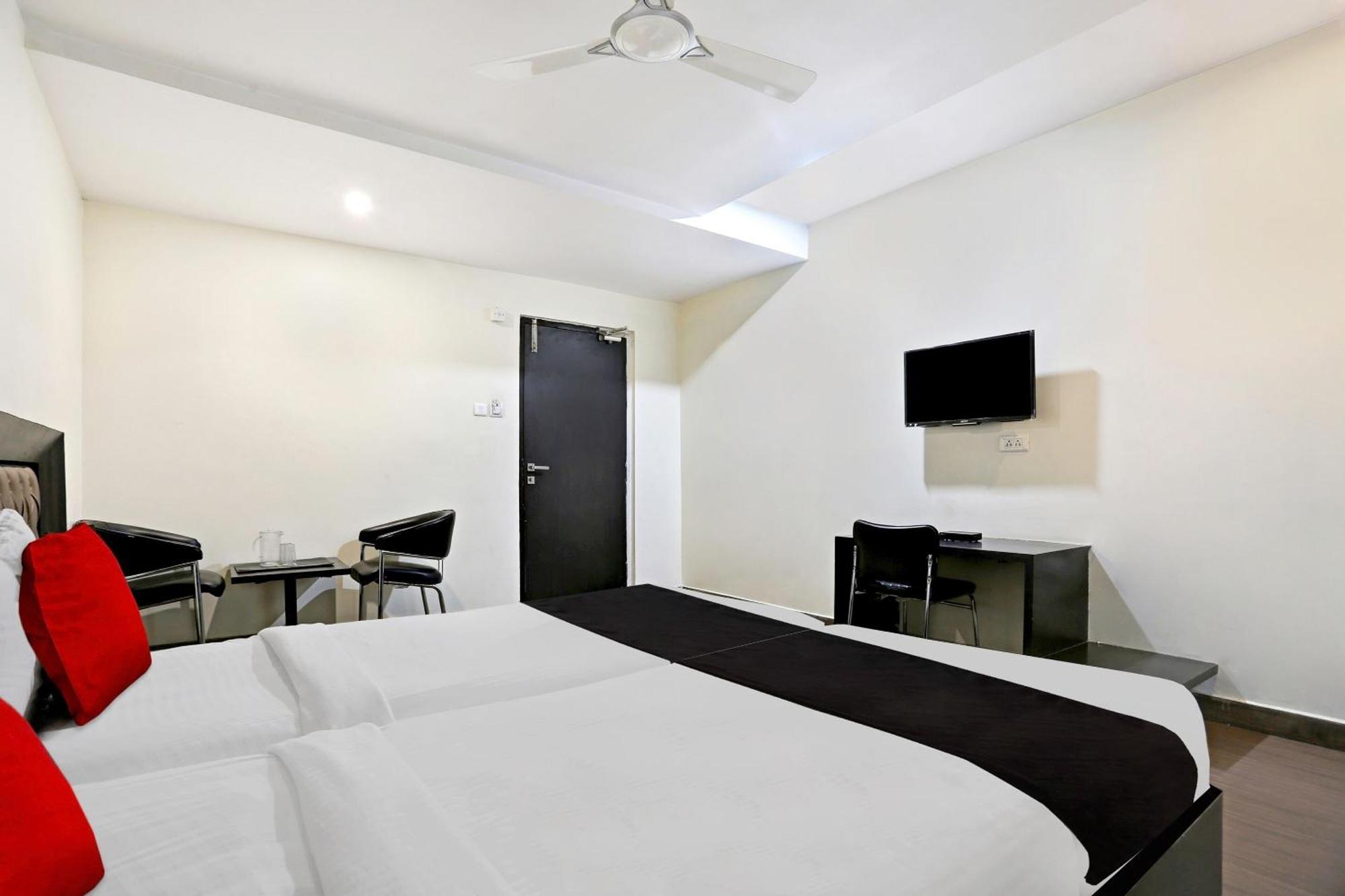 Townhouse Halcyon Deccan Inn Near Shilparamam Kondapur  Buitenkant foto