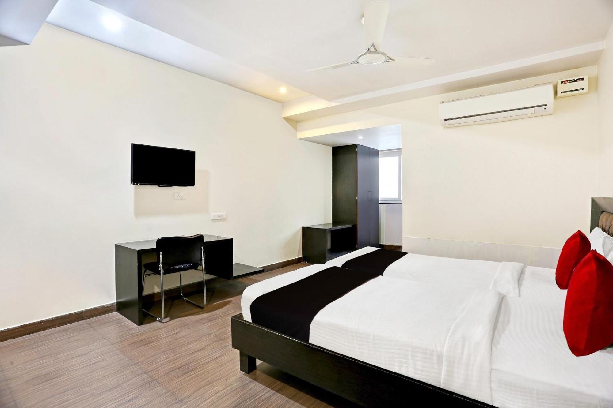 Townhouse Halcyon Deccan Inn Near Shilparamam Kondapur  Buitenkant foto