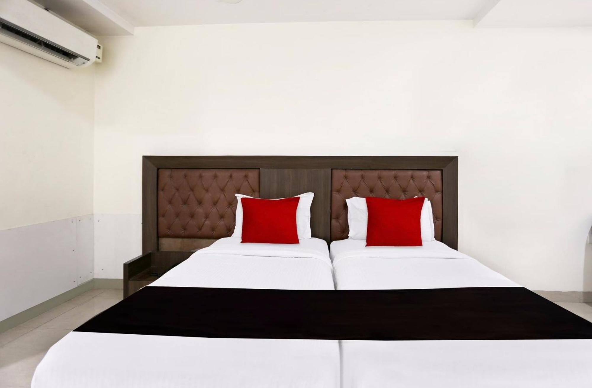 Townhouse Halcyon Deccan Inn Near Shilparamam Kondapur  Buitenkant foto