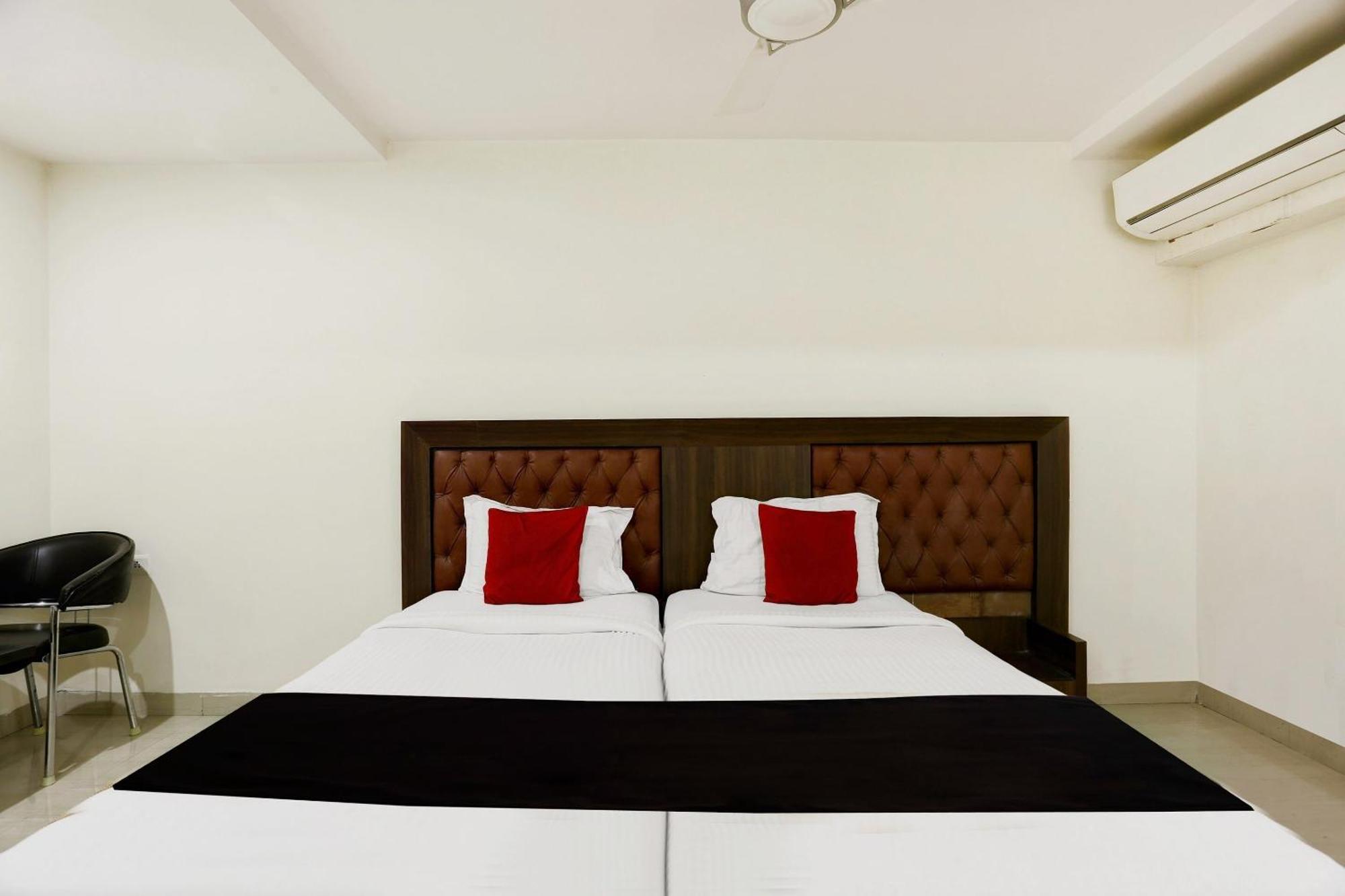 Townhouse Halcyon Deccan Inn Near Shilparamam Kondapur  Buitenkant foto