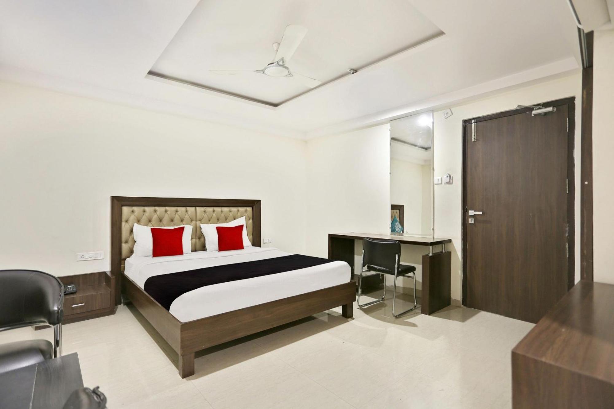Townhouse Halcyon Deccan Inn Near Shilparamam Kondapur  Buitenkant foto